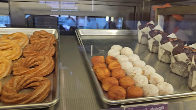 اب تاون دوناتس Uptown Donuts