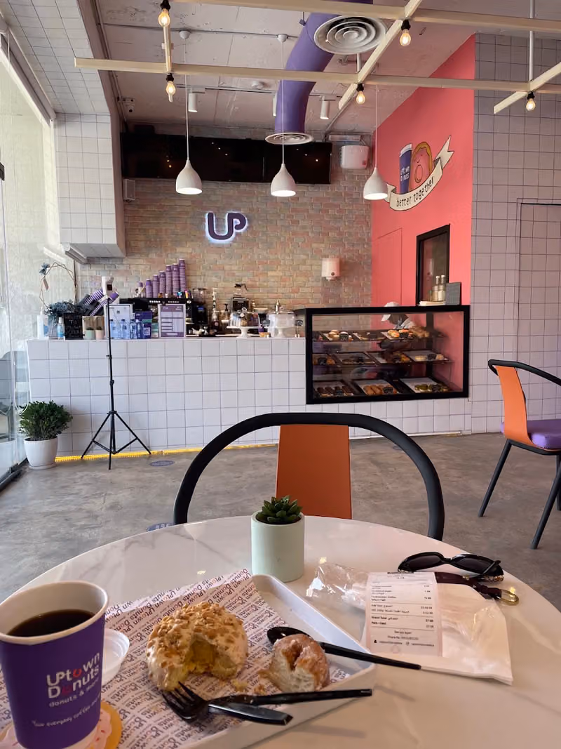 اب تاون دوناتس Uptown Donuts