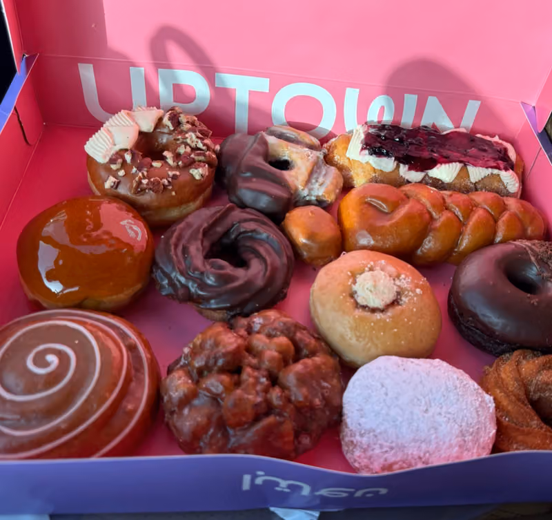 اب تاون دوناتس Uptown Donuts
