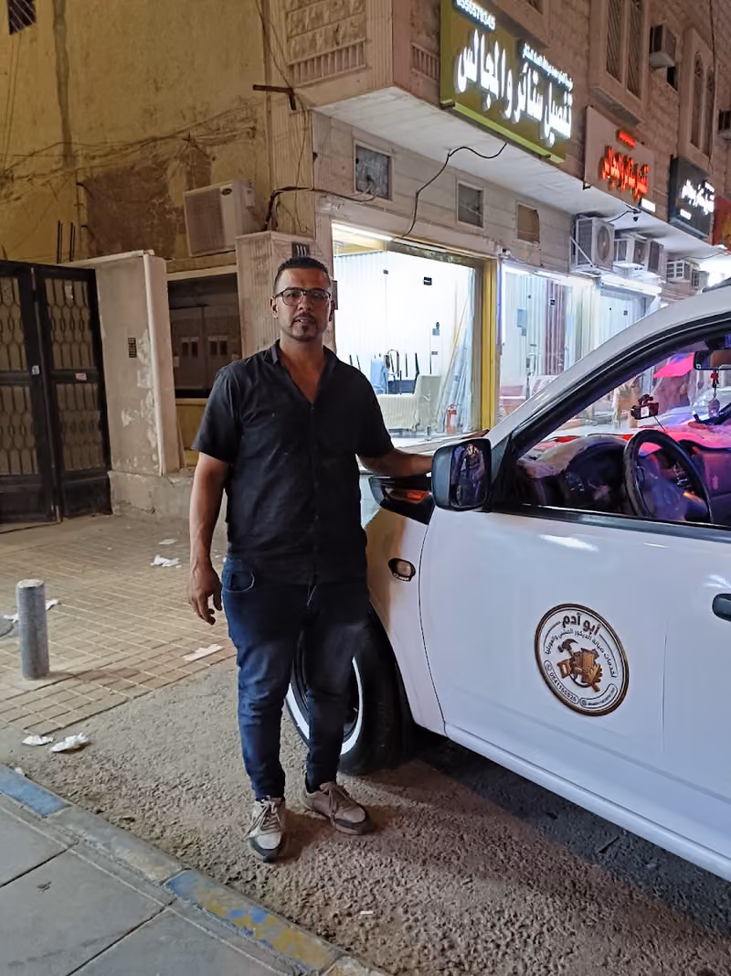 أبو آدم لخدمات صيانة الديكور الخشبي والموبيليا