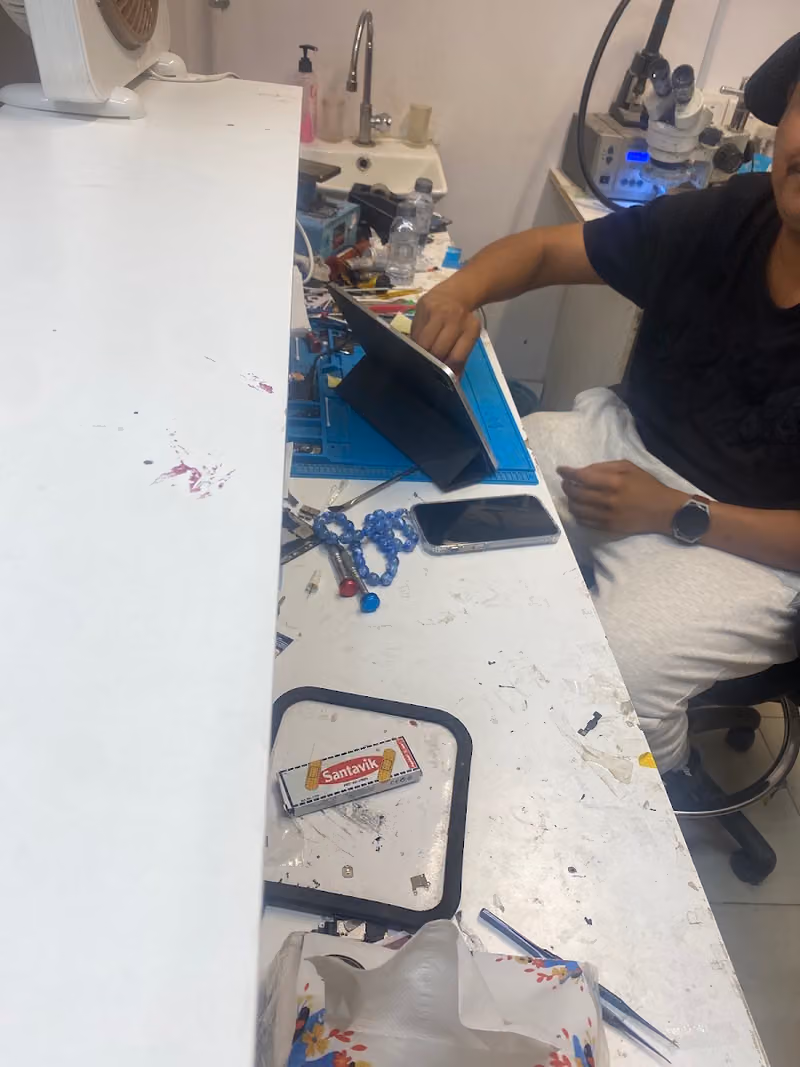 ابو صالح لصيانة الجوالات