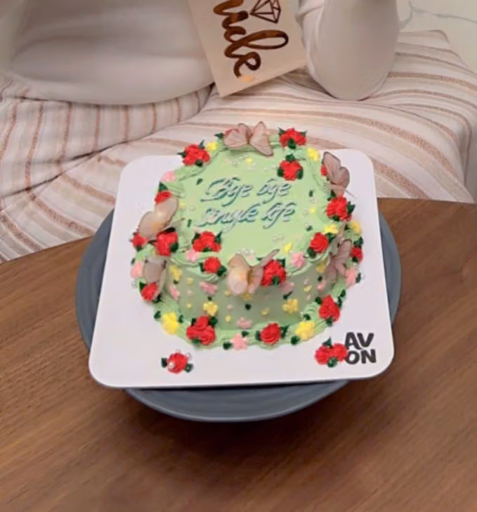Avon cakes and party Accessories