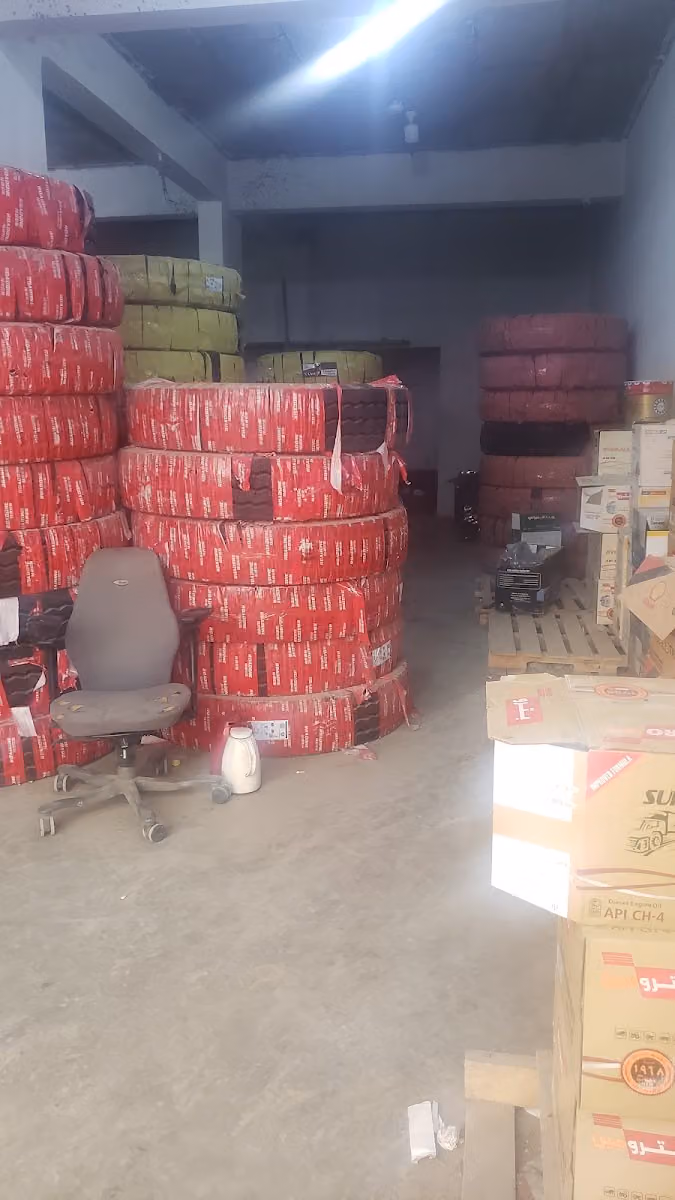 العارض للإطارات والزيوت