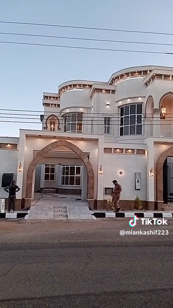 البيت الانيق الذهبي