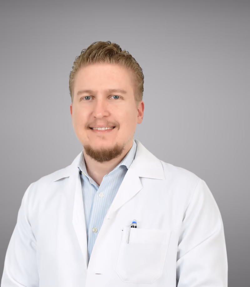 الدكتور باسل الميداني - تقويم اسنان - تقويم شفاف Invisalign