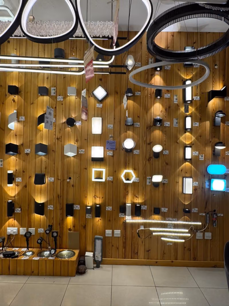 الضوء الوهاج للإنارة و الكهرباء فرع الملز الثاني brg lighting
