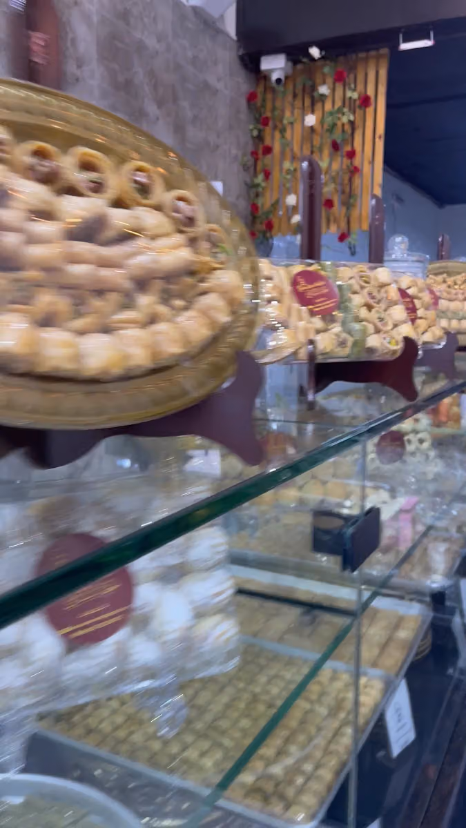 الخباز الشامي للكنافة النابلسيه و الحلويات الشرقيه