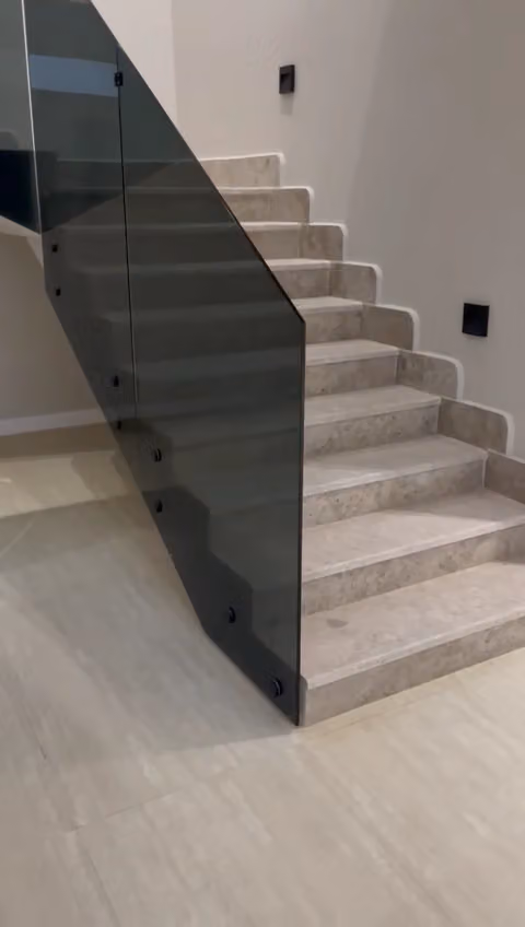 المنيوم وزجاج