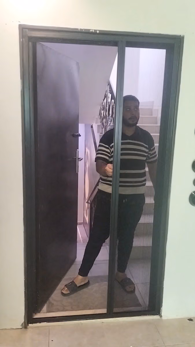 المنيوم وزجاج مؤسسة اللمسة العصرية