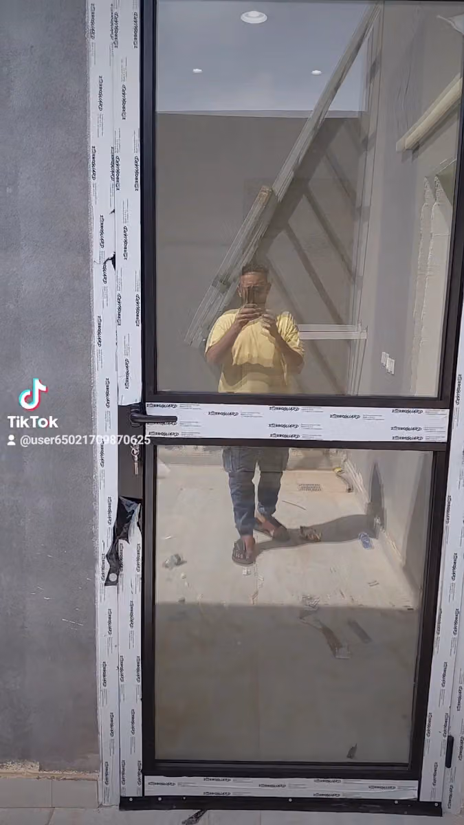 المنيوم وزجاج سكريت