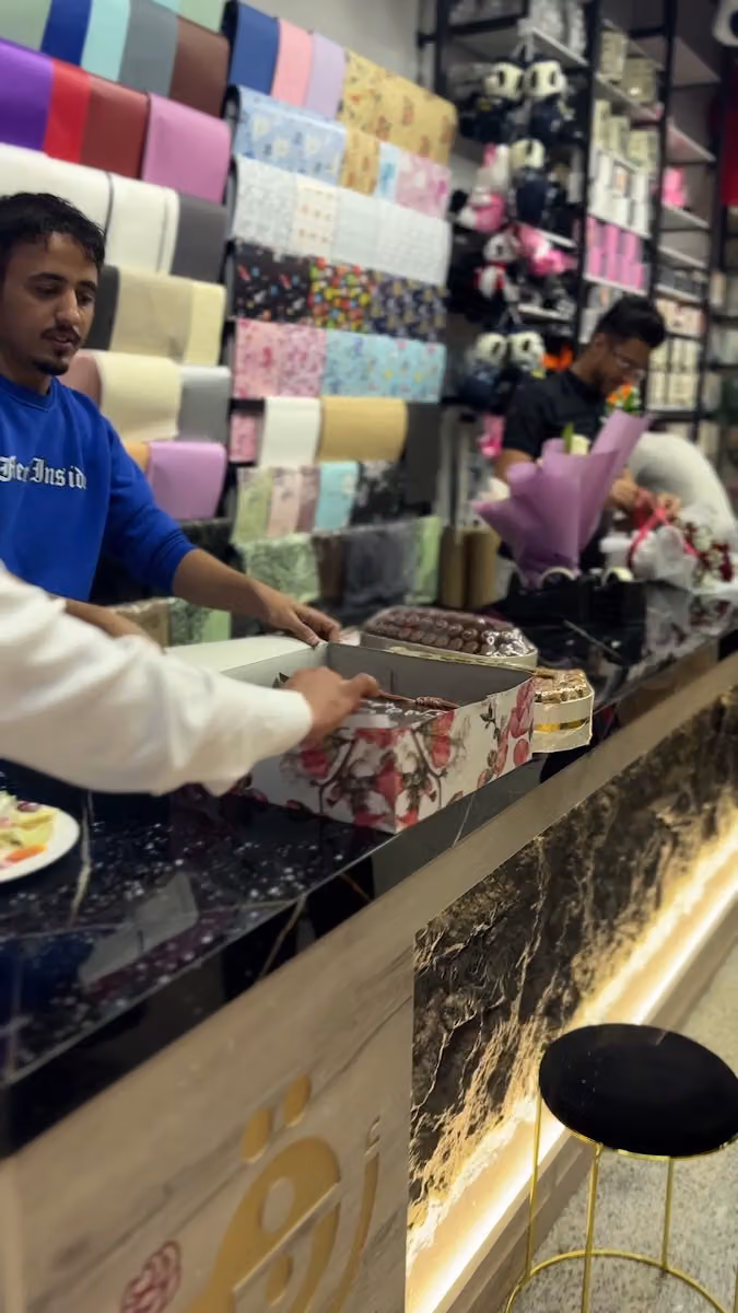 اناقة التنسيق للهدايا والتغليف والورود