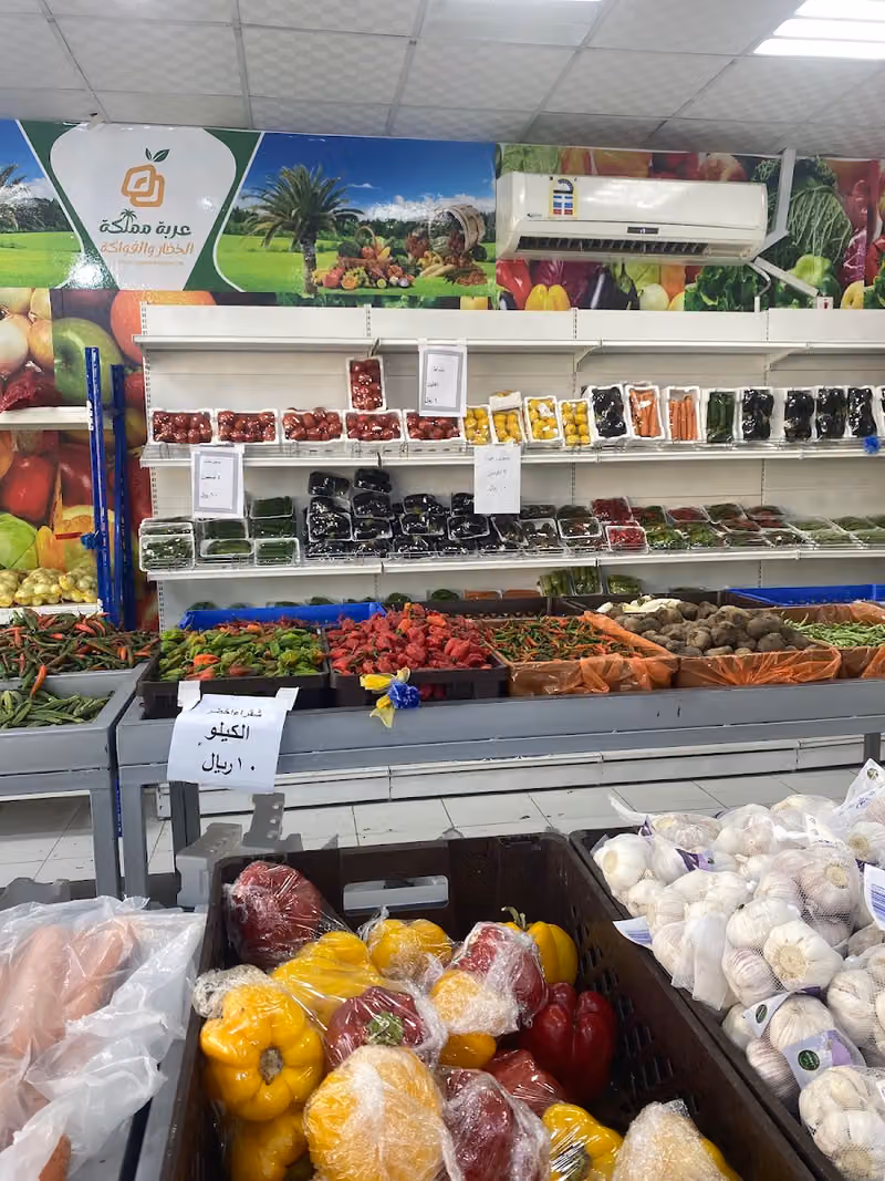 عربة عنب وتوت للخضار و الفواكه