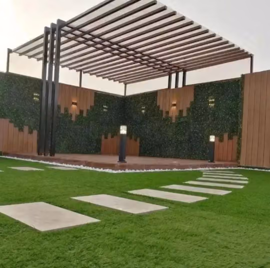 عشب طبيعي وأشجار طبيعيه وأحواض زراعيه