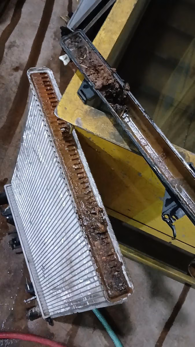 اصلاح ردیترات شكمانات مركز مدار لصیانه السیارات Radiator repair.
