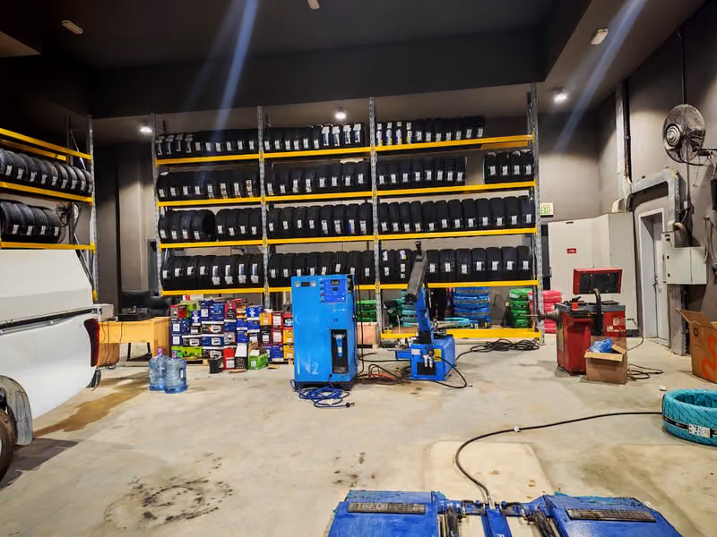 اطارات بطاريات بنشر Tires and battery