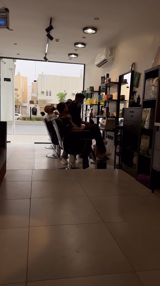 عطر ومقص للحلاقة الرجالية