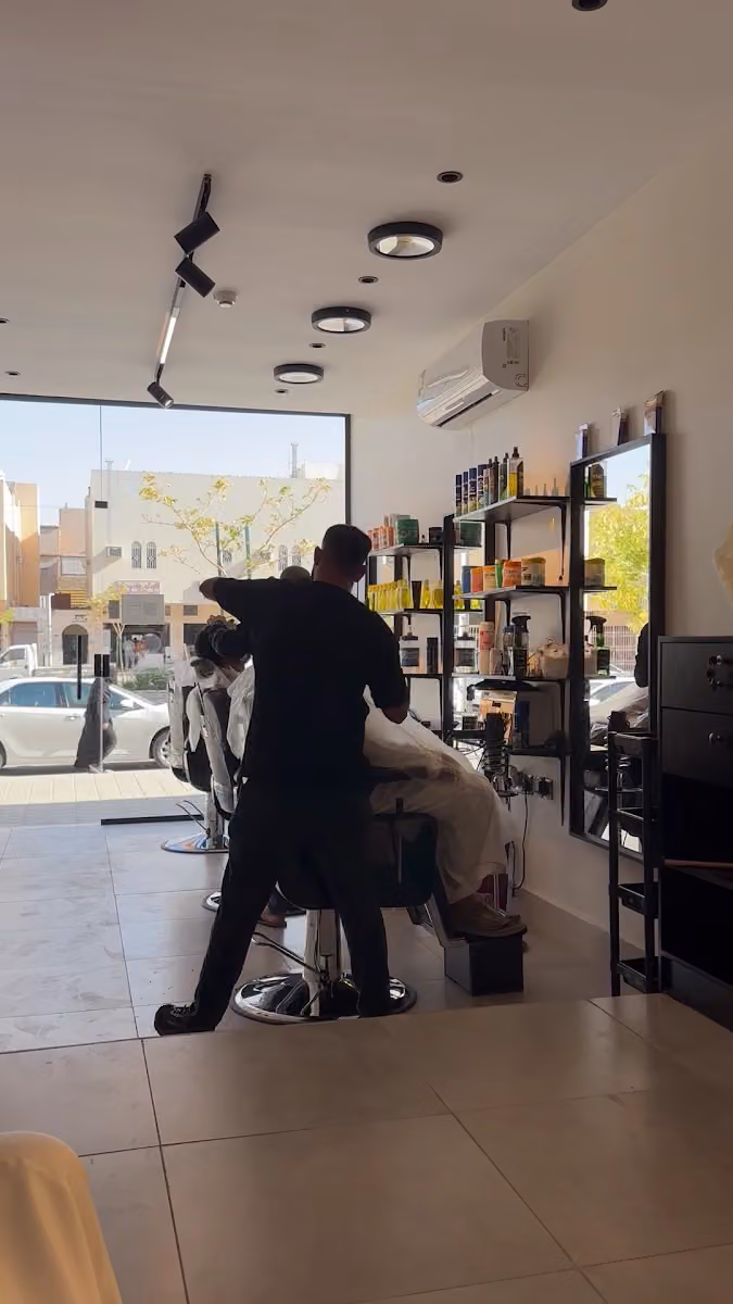 عطر ومقص للحلاقة الرجالية