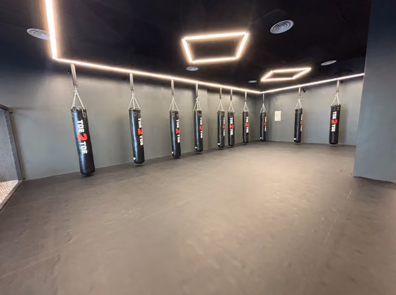 Blue Gloves Gym نادي القفاز الأزرق الرياضي - فرع الروضة
