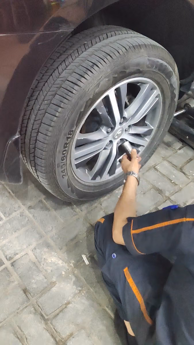 بنشر وتغيير إطارات وبطاريات وخدمات السيارات Tires shop and changing tires, batteries and car services