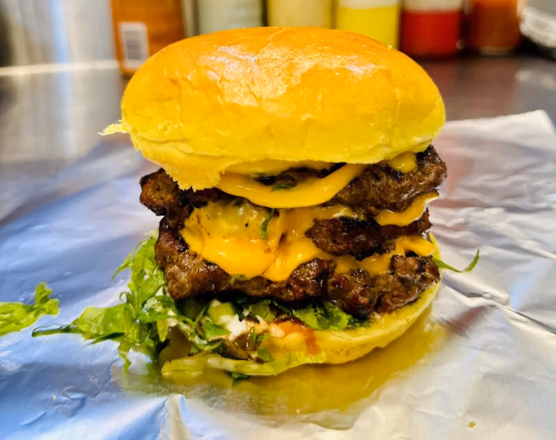 برجر مشوي (حي الخليج) والحمراء اشبيلية الاندلس اليرموك الملك فيصل Grilled Burger