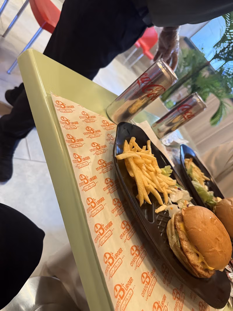 برجر وبطاطس مشوي