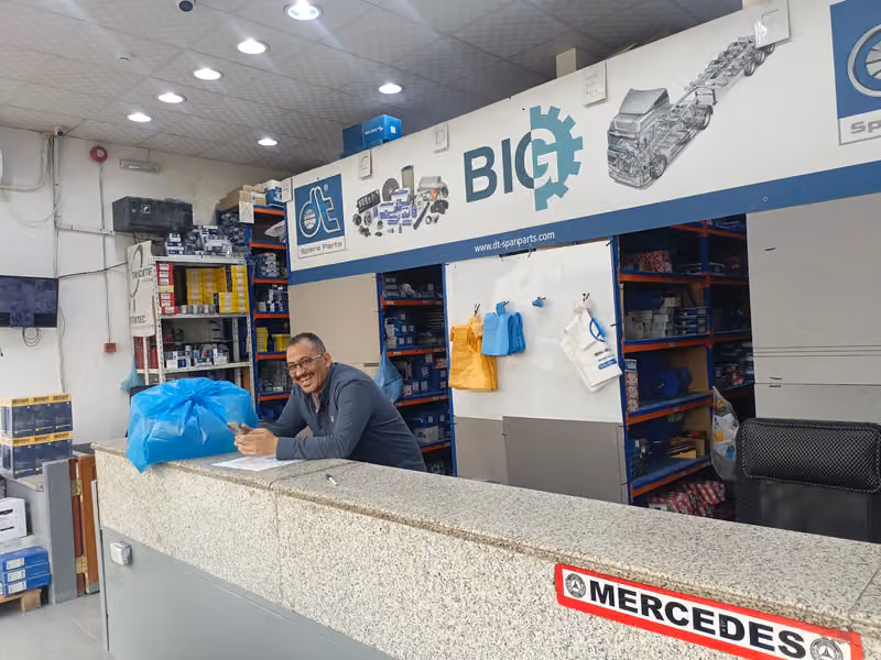 بيق لبيع قطع غيار شاحنات مرسيدس الأصلية