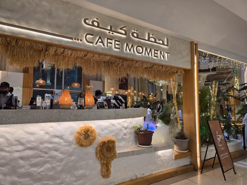 Cafe Moment