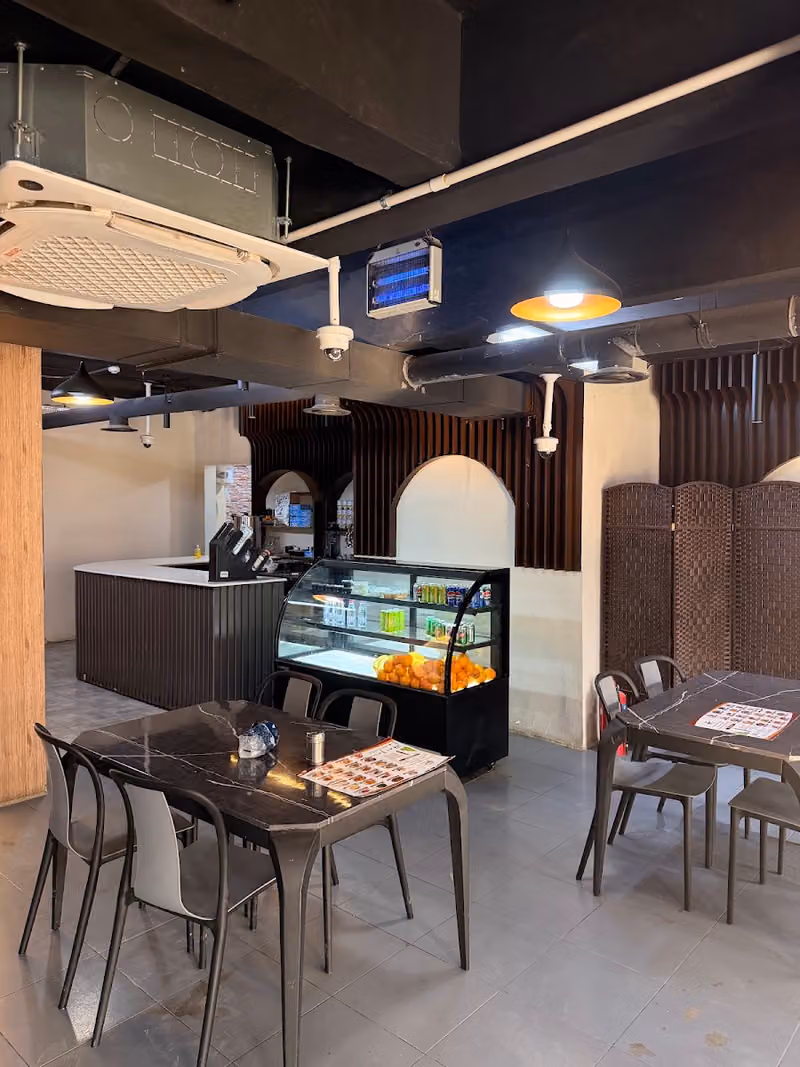Compact & Popular Restaurant مطعم مضغوت وشعبيات