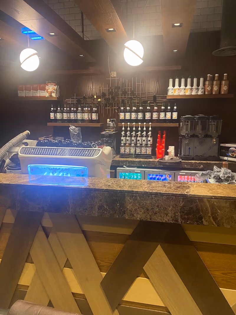 CORNER & MORE LOUNGE