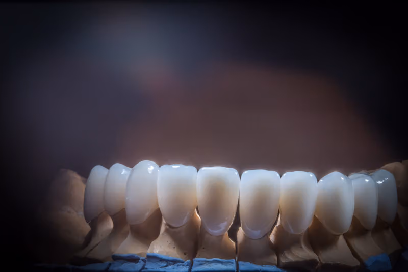 د. نادر المبارك أستشاري تجميل و زراعة أسنان