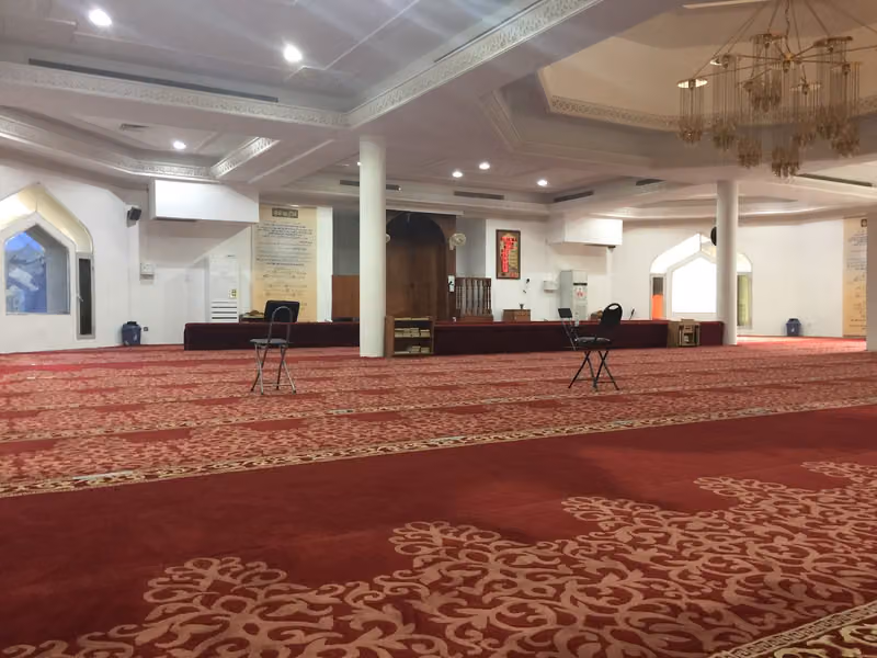 مسجد مدرسة دلة لتعليم القيادة