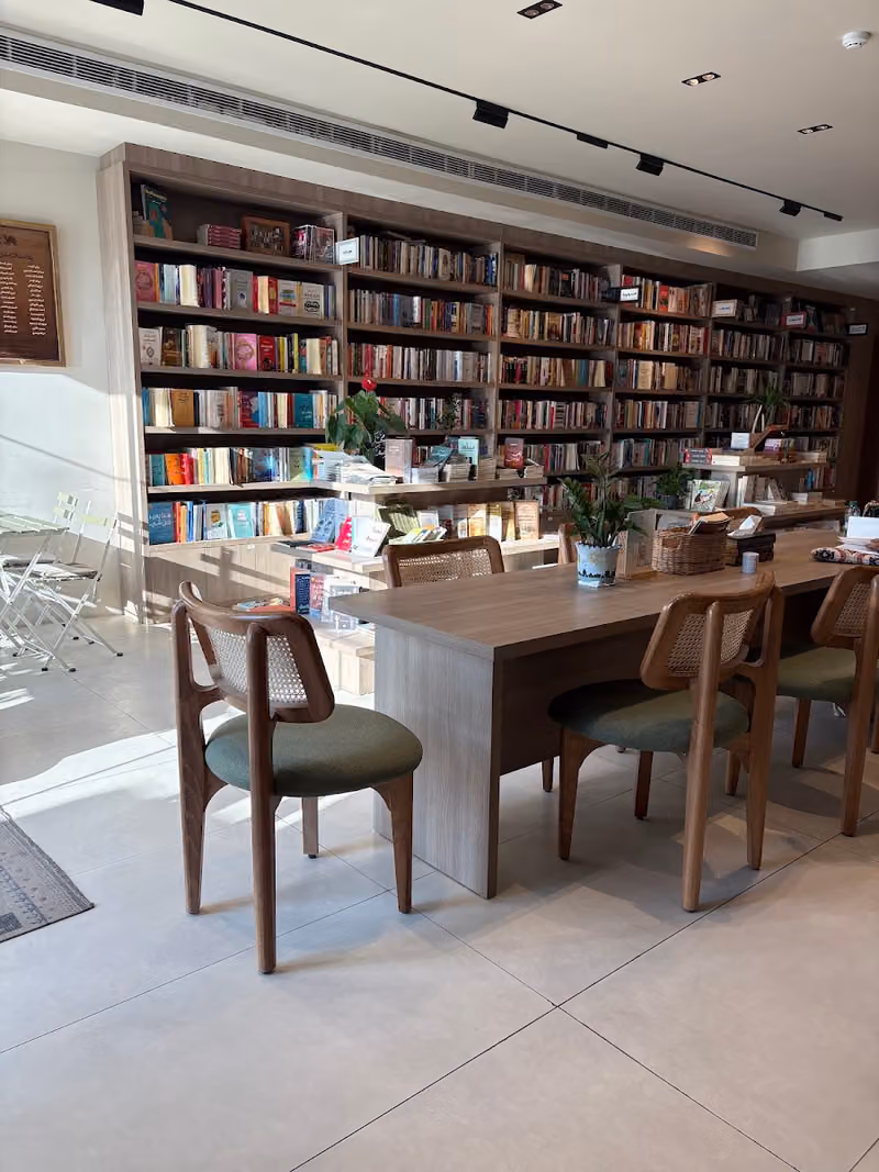 ضفة | مكتبة، مقهى، مجتمع