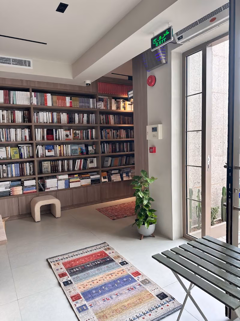 ضفة | مكتبة، مقهى، مجتمع