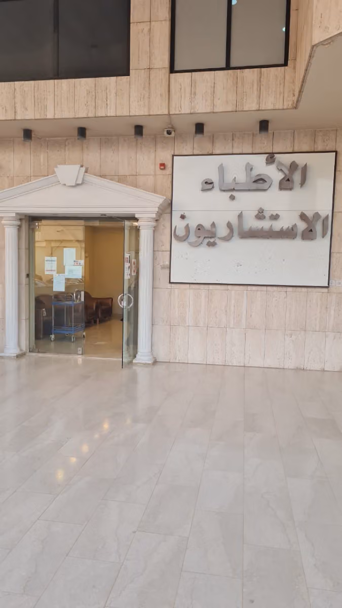 دكتور ايمن حلمي افضل دكتور تجميل في الرياض