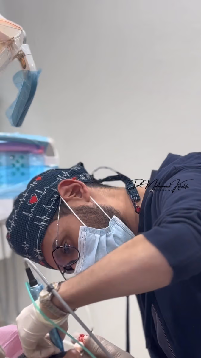 دكتور محمد خليفة اخصائى جراحة. اللثة والزراعة