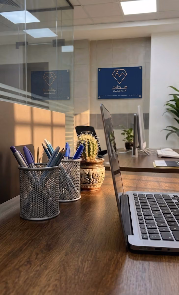 دراسة الجدوى، الاستشارات المالية والإدارية، وخطط السوق من مدارج لحلول الأعمال بالرياض