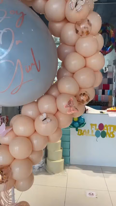 Floating balloons البالونات الطائرة