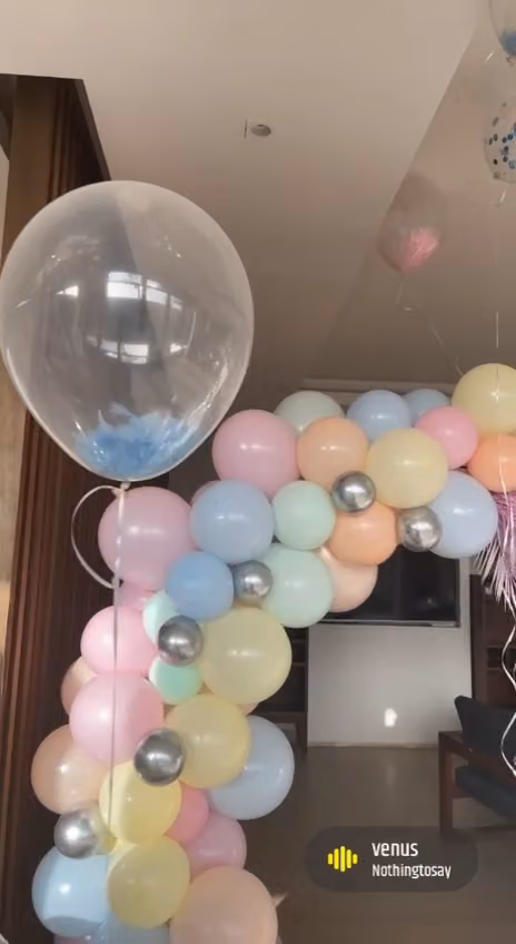 Floating balloons البالونات الطائرة