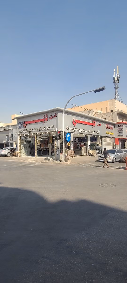 فن دبي شاشات وأنوار LED وتنجيد السيارات