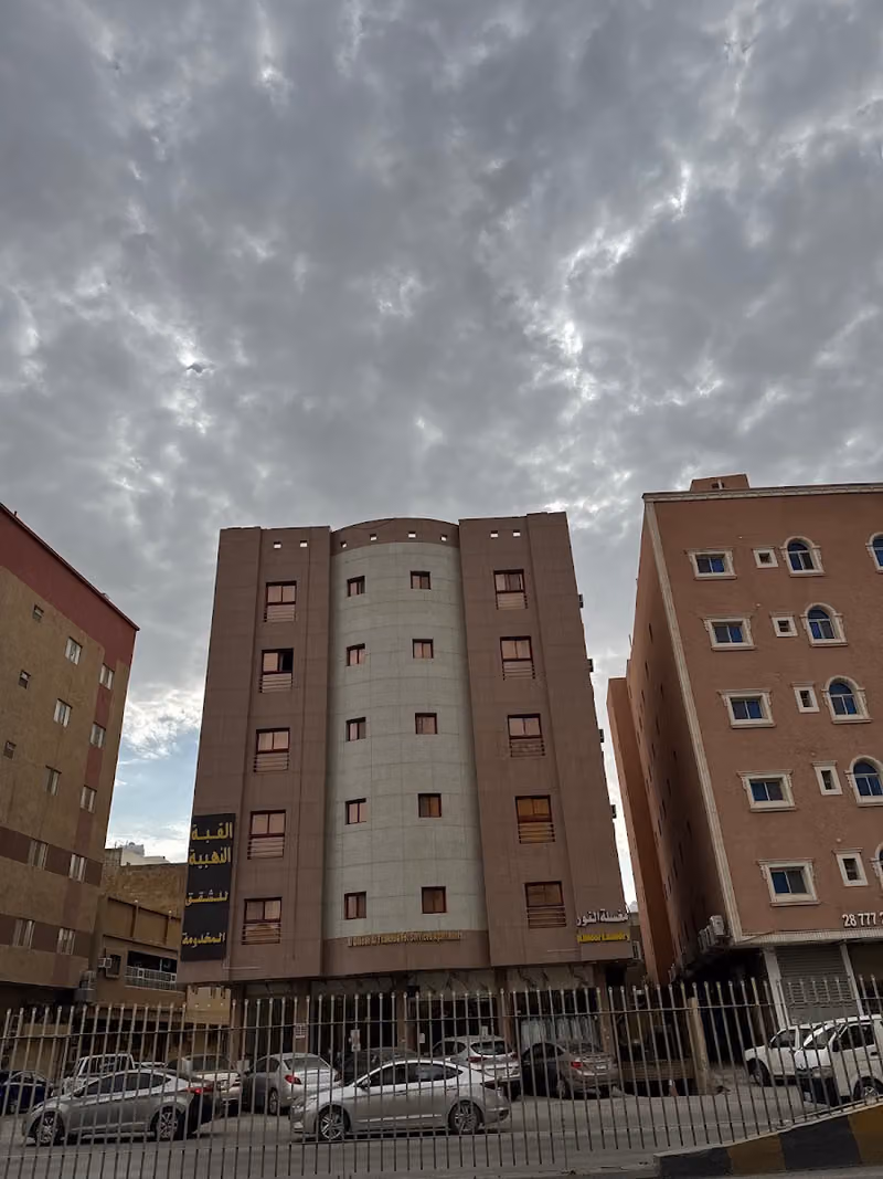فندق القبه الذهبيه و بقرب مدينة الملك سعود الطبيه