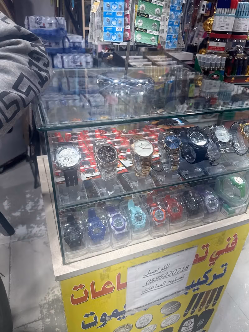 فني تصليح ساعات