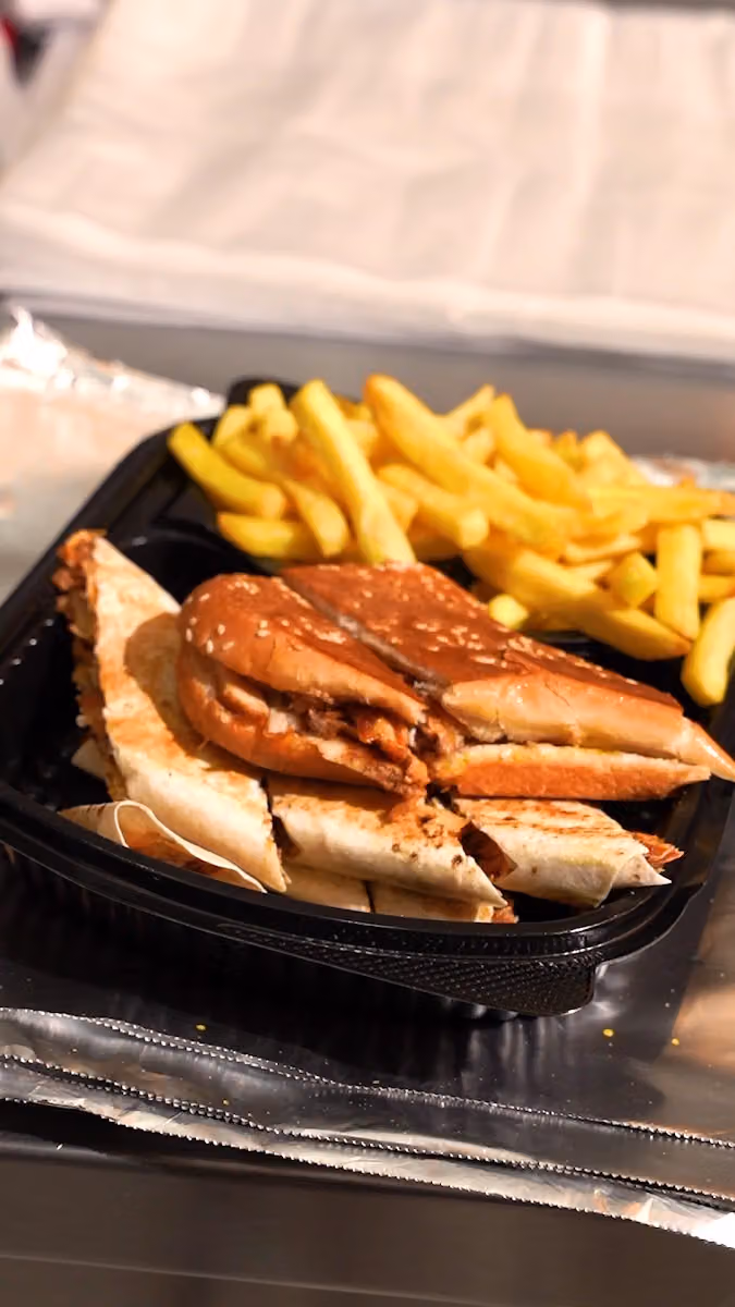 فطائر وشاورما تنال