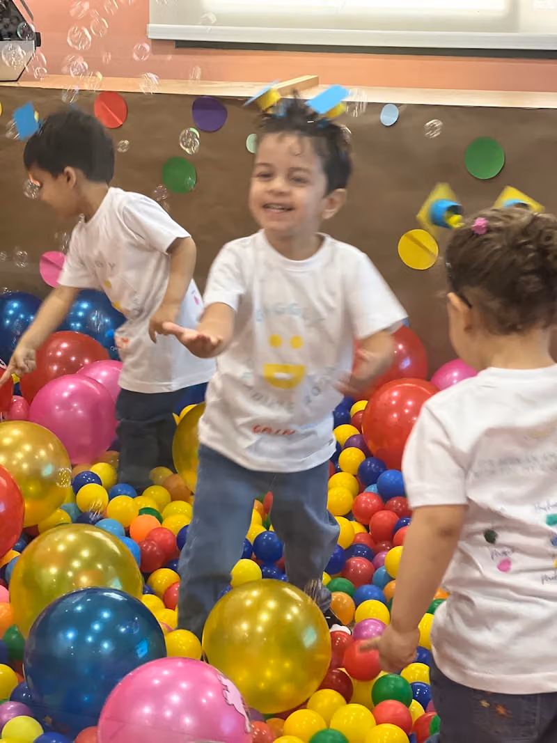 Giggles Daycare مركز ضحكات لضيافة الأطفال
