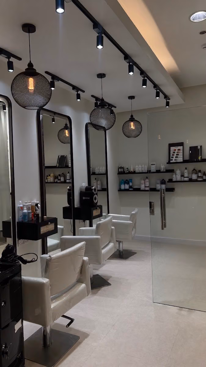 GLOWLY SALON صالون جلولي