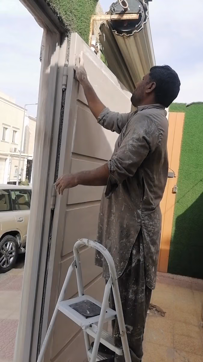 حداد المونيم قرميد سواتر هناجر ابواب حديد باب ليزر باب المونيم
