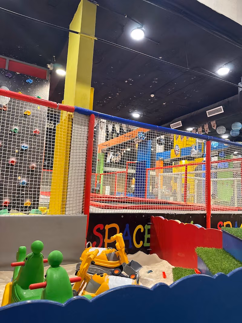 حديقة الفضاء للترفيه Space Park