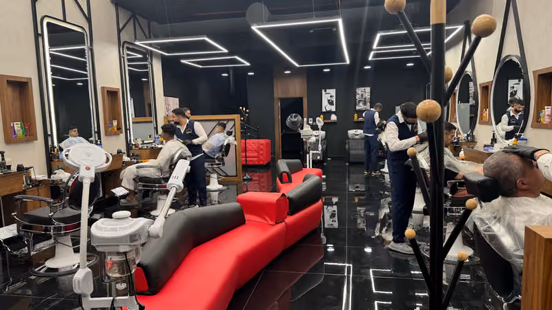 حلاق عالم الرياض للحلاقة الرجالية | Barber