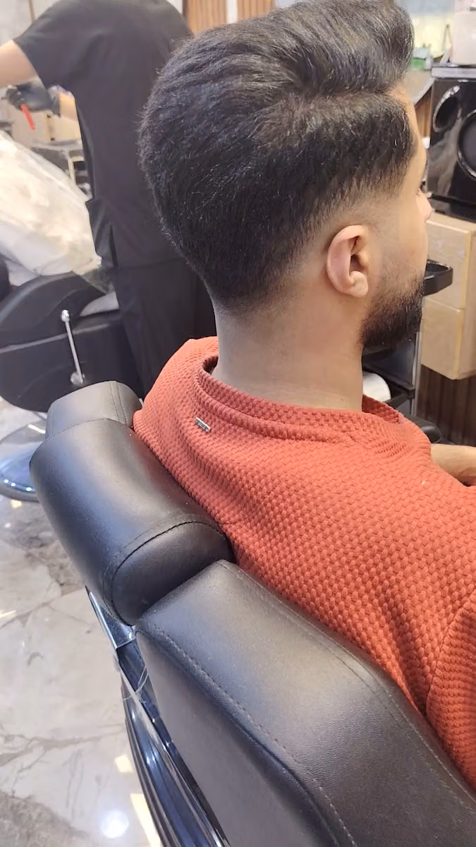 حلاق ابداع قمة التاج للحلاقة