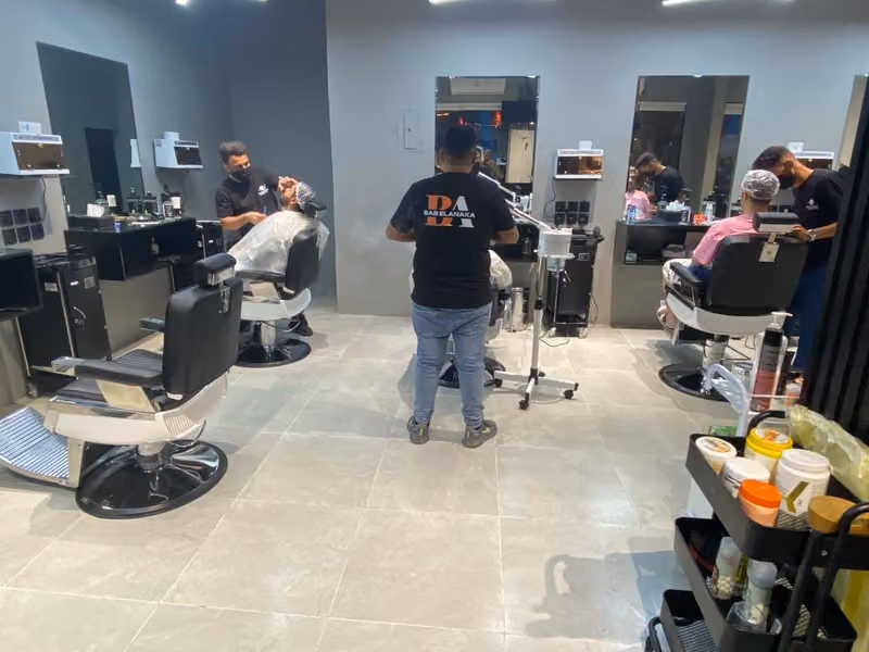 حلاق باب الأناقة للحلاقة - Bab AlEnaka Barbershop