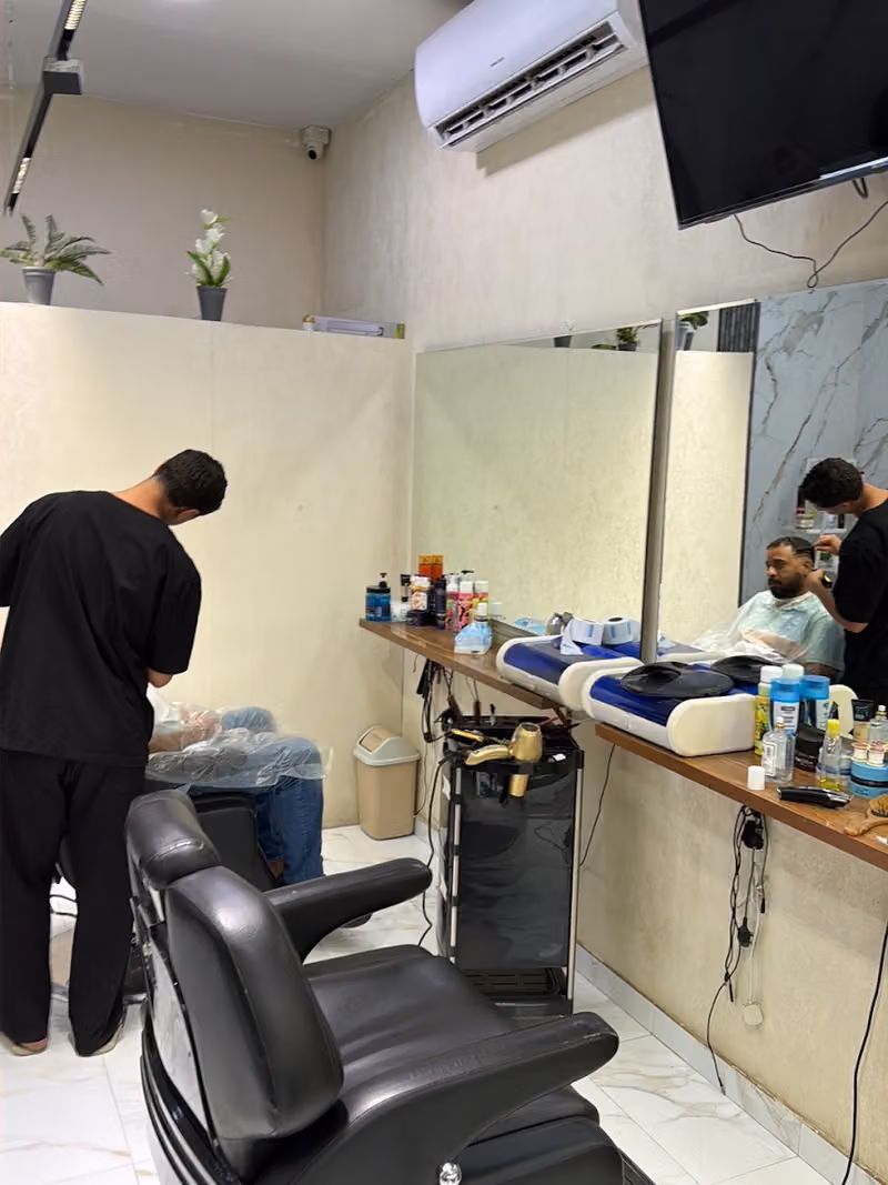 حلاق حماد لحلاقة المدرج